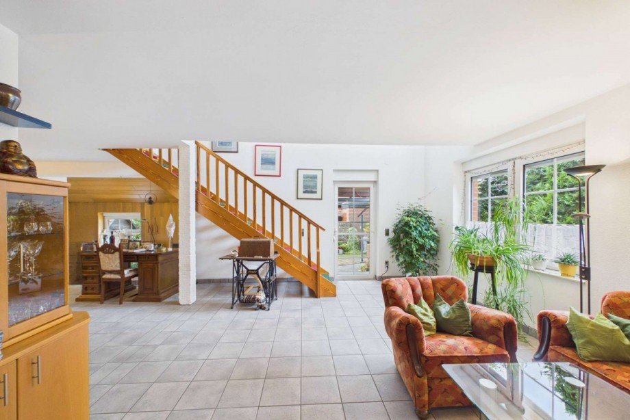 Blick vom Wohnzimmer zur Treppe ins Obergeschoss Einfamilienhaus Wolfsburg-Hattorf