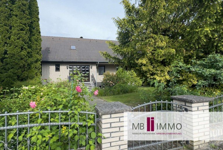 Blick �ber das Eingangstor Wolfsburg-Ehmen Einfamilienhaus Viel Platz f�r Ihre Lebenspl�ne - Herzlich willkommen in Ehmen!