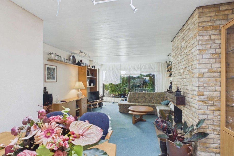 Blick vom Esstisch ins Wohnzimmer Bungalow Wolfsburg