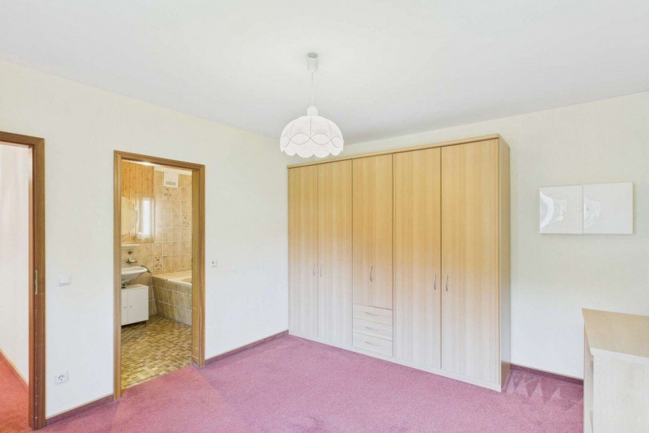Elternschlafzimmer mit Blick zum Bad Etagenwohnung Wolfsburg / Westhagen