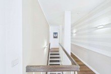 Flur im Obeergeschoss vom Bad aus gesehen K�stenflair mit hoher Lebensqualit�t - Sorgloses Mieten mit der Option auf Kauf