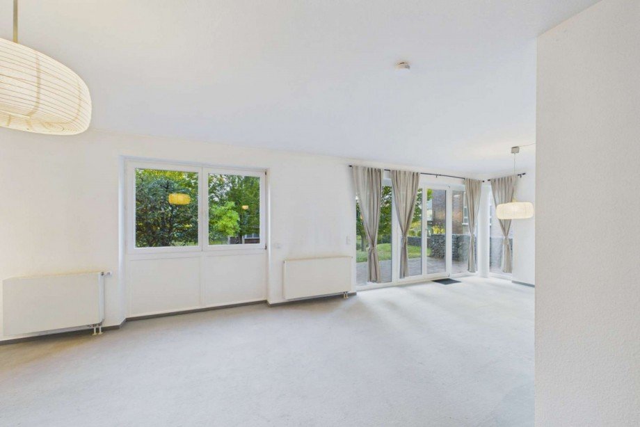 Wohnzimmer - Blick zu den Terrassenfenstern Erdgeschosswohnung Wolfsburg
