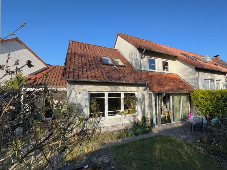 Hausansicht vom Garten Reihenmittelhaus Wolfsburg