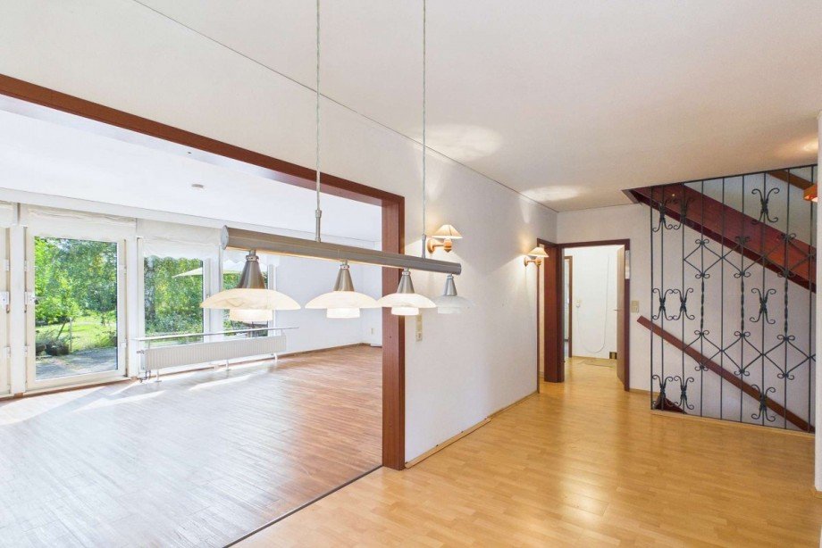 Essbereich mit Blick zum Wohnzimmer und zum Eingang in den Schlafbereich Haus Danndorf