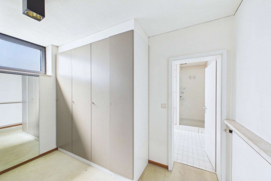 Ankleidezimmer mit Blick zum Bad Einfamilienhaus Wolfsburg