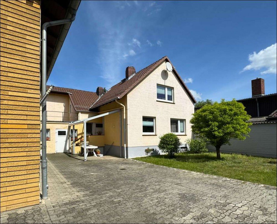 Blick zum zweiten Geb�ude Mehrfamilienhaus Wolfsburg