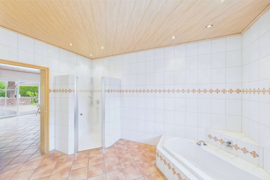 Bad mit Blick zur Dusche Einfamilienhaus Wolfsburg