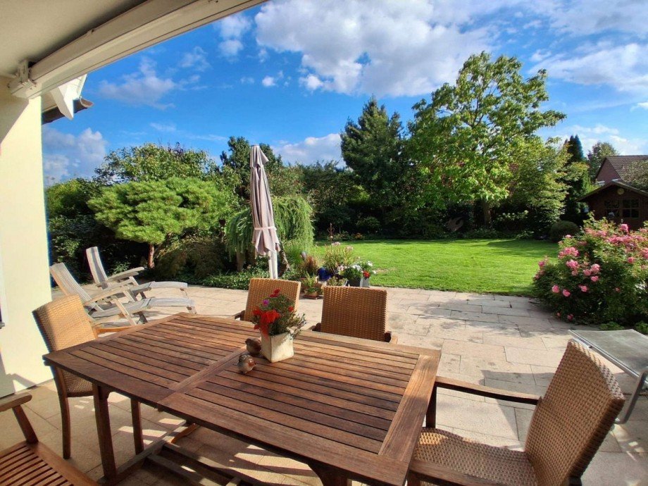 Blick von der gro�en Terrasse in den Garten Einfamilienhaus Wolfsburg