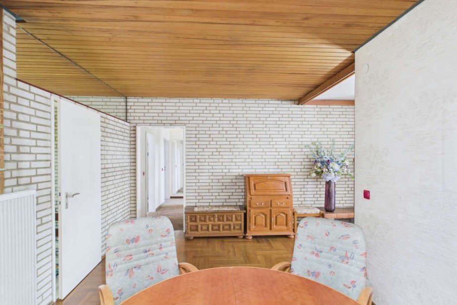 Blick vom Esstisch zum Flur in den Schlafbereich Einfamilienhaus Wolfsburg