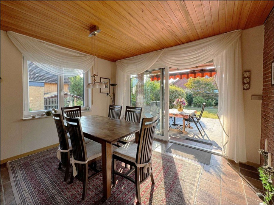 Essbereich mit Blick zur Terrasse Einfamilienhaus Wolfsburg