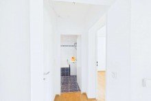 Blick vom Flur zum Badezimmer Hell und gepflegt wartet diese toll geschnittene Wohnung auf Sie!
