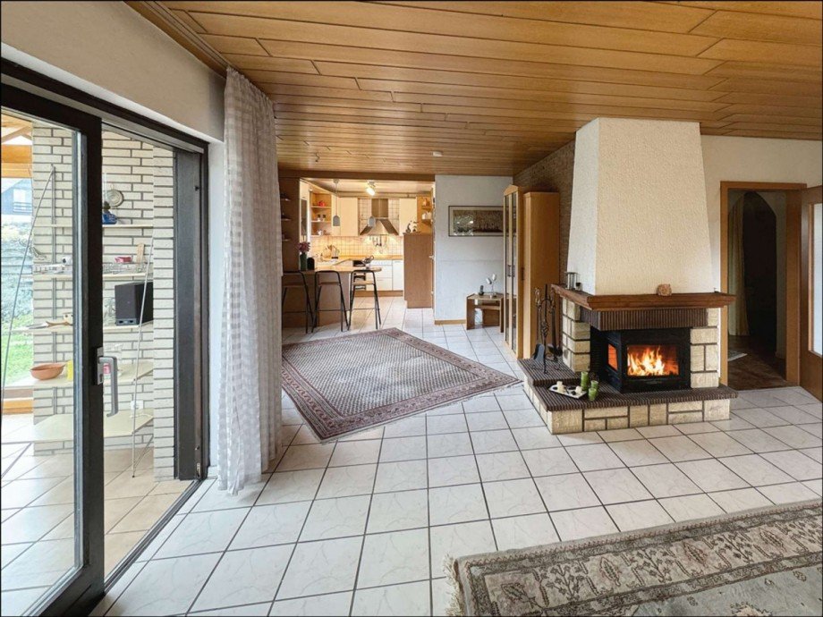 Blick vom Wohnzimmer zum Kamin und zur K�che Einfamilienhaus Vechelde