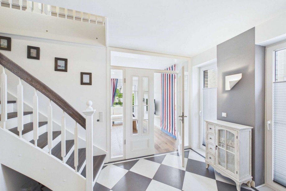 Eingangsbereich mit Blick zur Wohnzimmert�r Maisonettewohnung Wolfsburg