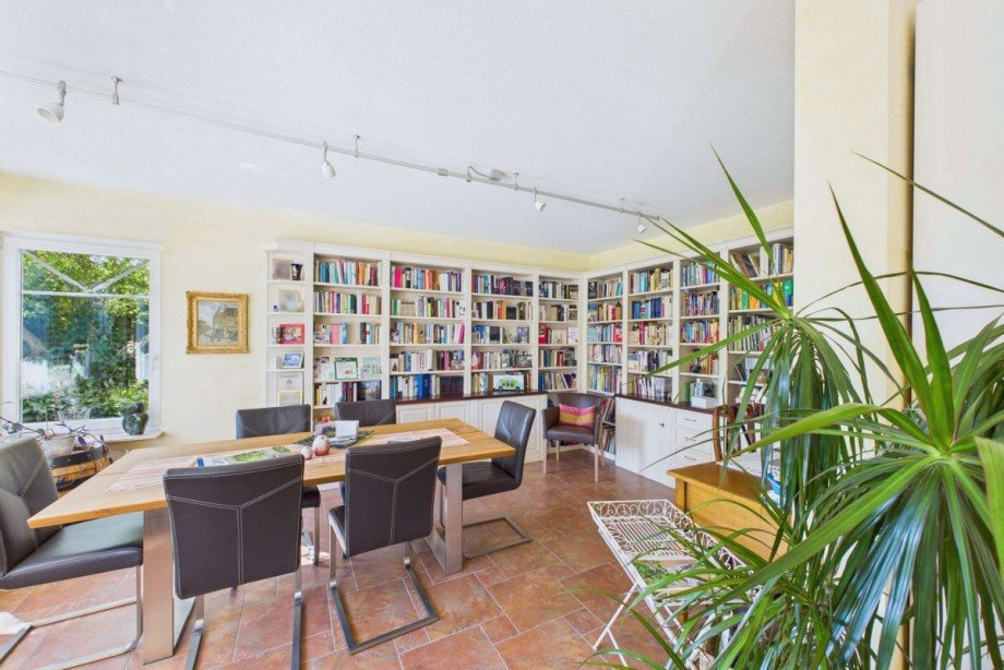 Bibliothek mit gro�em Esstisch Einfamilienhaus Wolfsburg