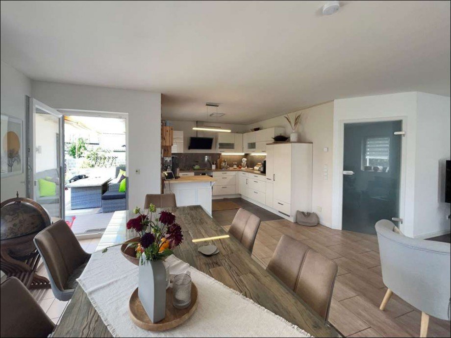 Wohnzimmer mit Blick zur Terrasse und zur K�che Bungalow Sassenburg / St�de