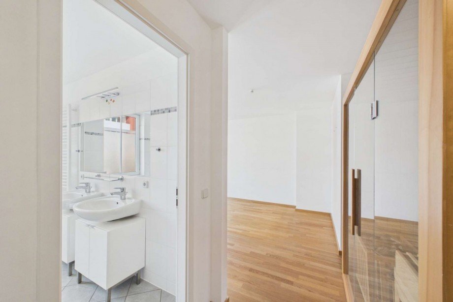 Blick vom Ankleidebereich zum Bad und zum Schlafzimmer Etagenwohnung Berlin