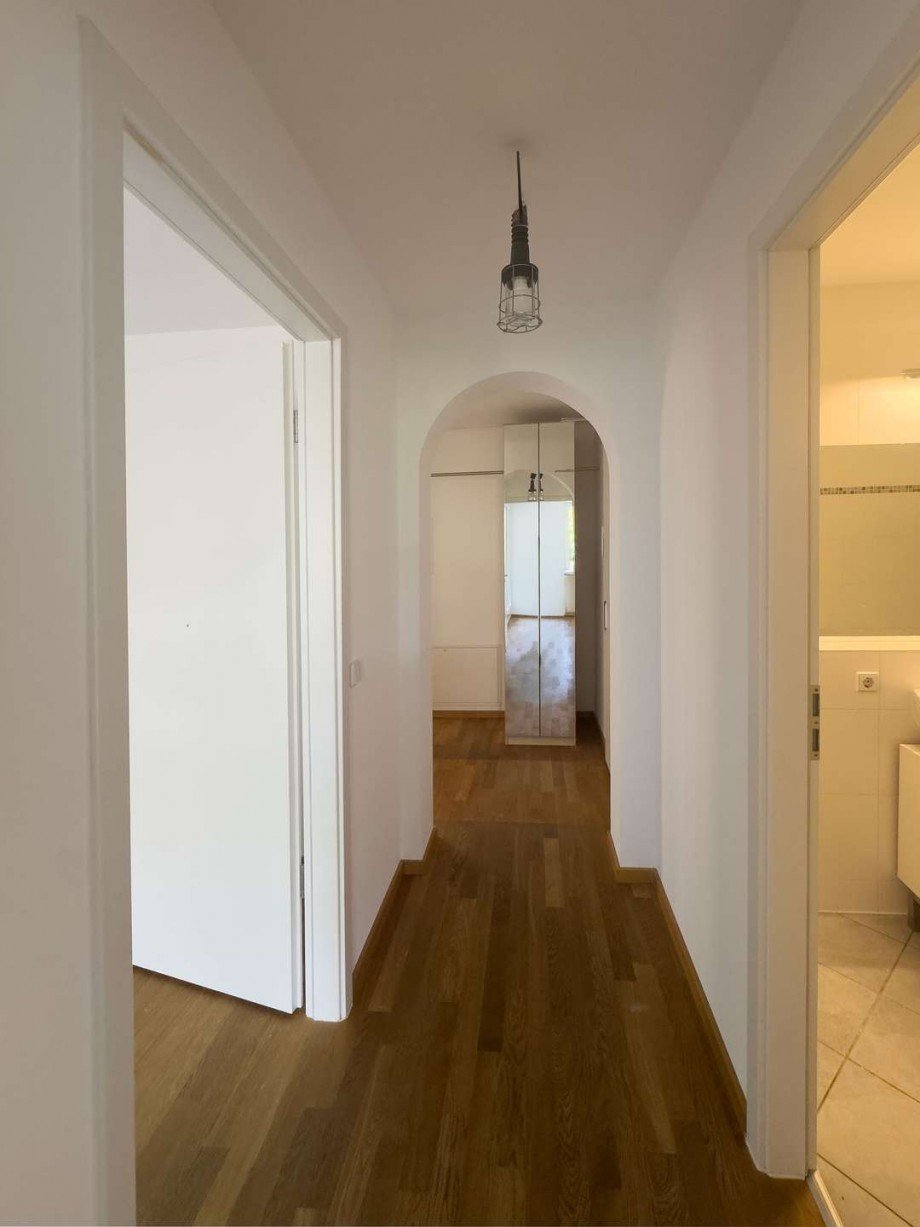 Flurblick zum Eingang Etagenwohnung Berlin