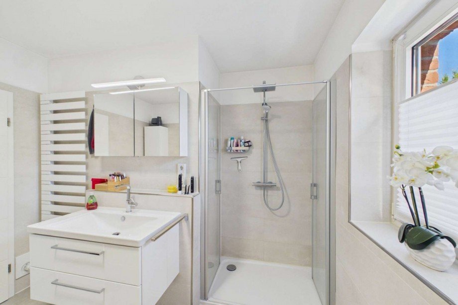 Bad mit Blick zur Dusche Erdgeschosswohnung Wolfsburg