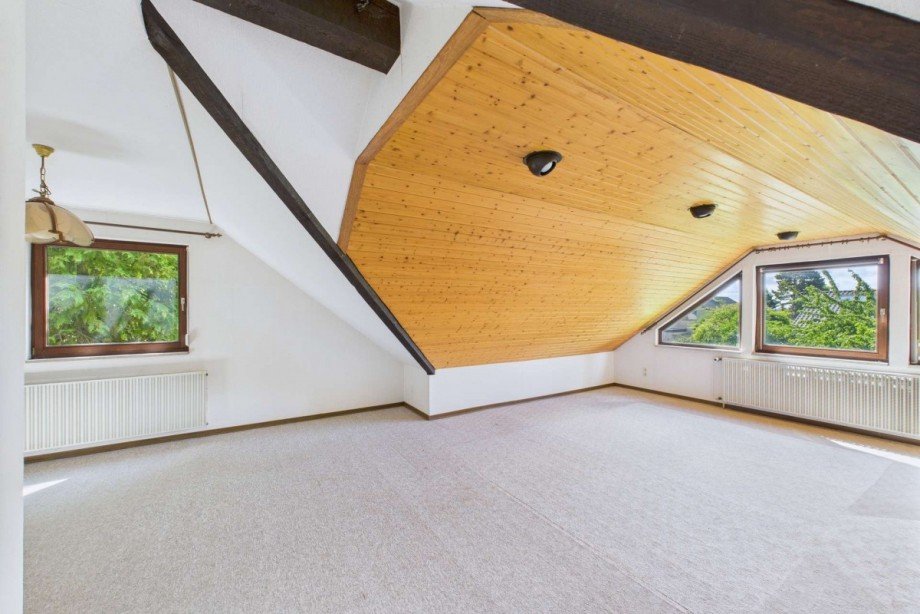 Dachgeshoss - gro�es Zimmer andere Seite Einfamilienhaus Wolfsburg