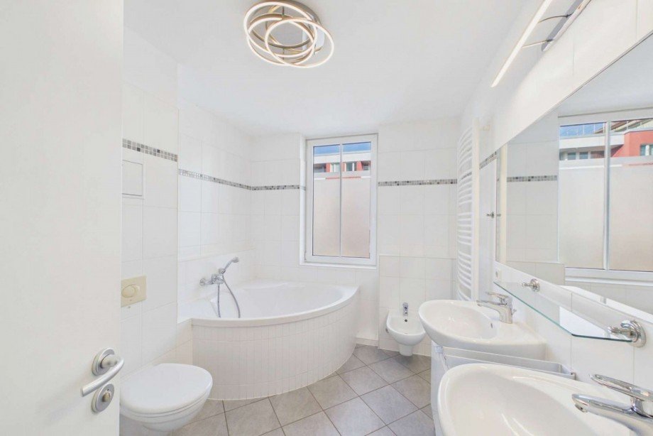 Masterbad mit Wanne und Dusche Etagenwohnung Berlin