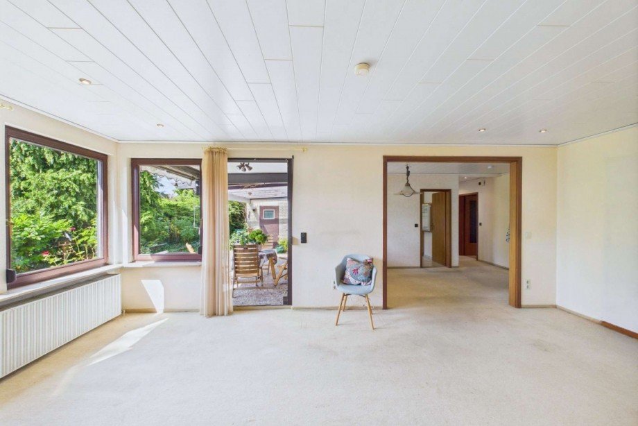 Wohnzimmer mit Blick zur Terrassent�r Einfamilienhaus Wolfsburg