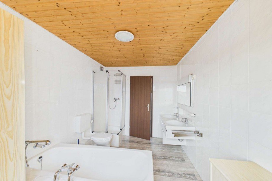 Bad im Obergeschoss mit Dusche und Wanne Einfamilienhaus Wolfsburg