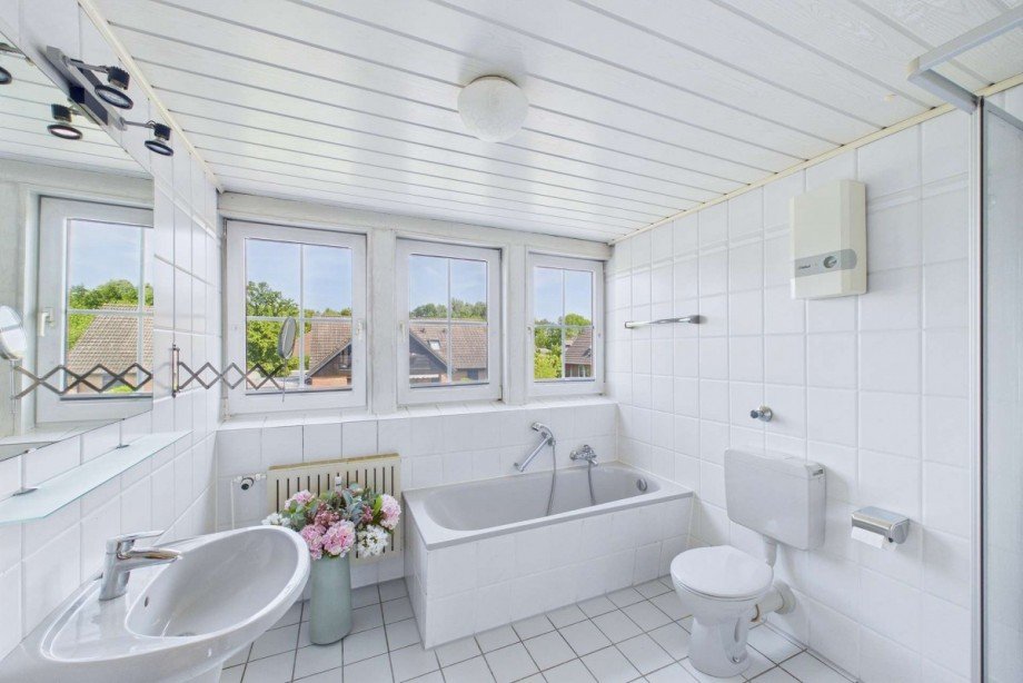 Maisonette-Bad mit Wanne und Dusche Haus Wolfsburg