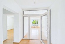 Blick ins Wohnzimmer und links ins Schlafzimmer Hell und gepflegt wartet diese toll geschnittene Wohnung auf Sie!