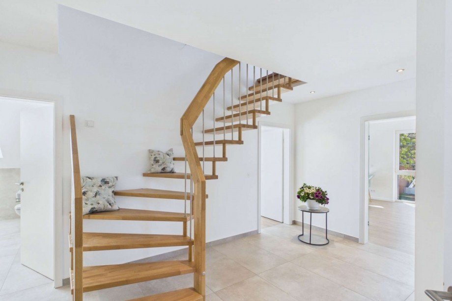 Diele mit Treppe ins Obergeschoss Maisonettewohnung Wolfsburg