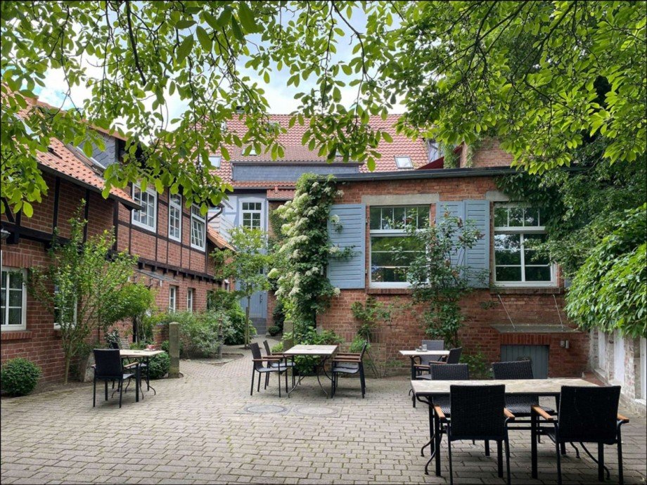 Innenhof mit Gartenrestaurant Wohn- / Gesch�ftshaus Wolfsburg