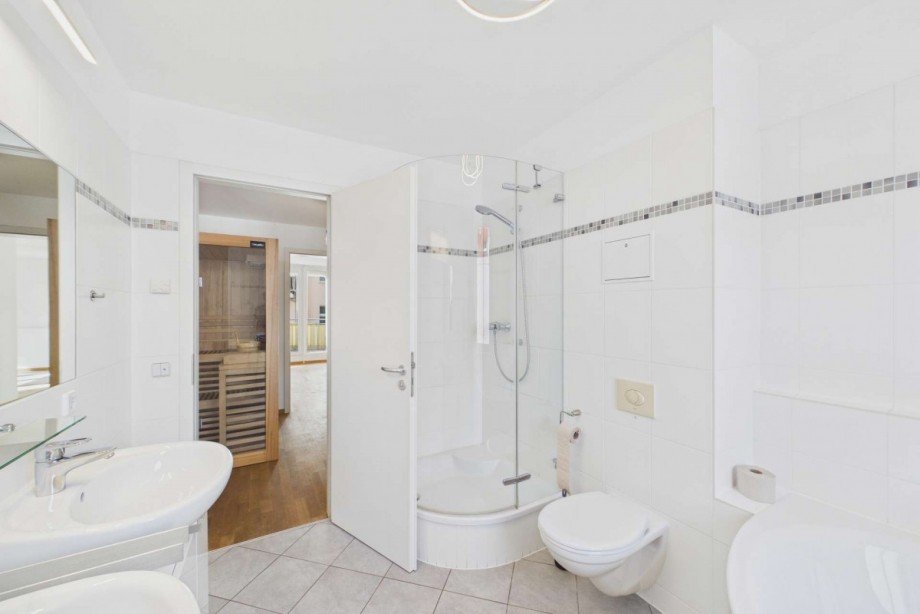 Masterbad mit Blick zur Dusche und in den Sauna-Ankleidebereich Etagenwohnung Berlin