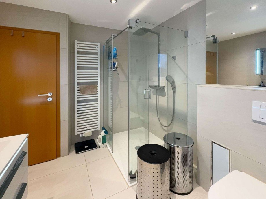Blick zur Dusche Etagenwohnung Wolfsburg