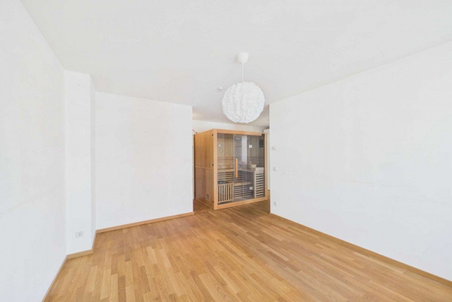 Schlafzimmer mit Blick zur Sauna Etagenwohnung Berlin