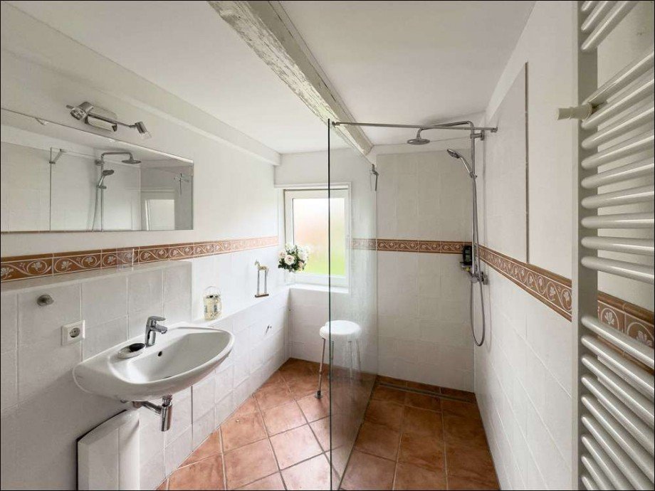 Erdgeschoss modernisiertes Bad im Erdgeschoss Einfamilienhaus Wolfsburg / Heiligendorf