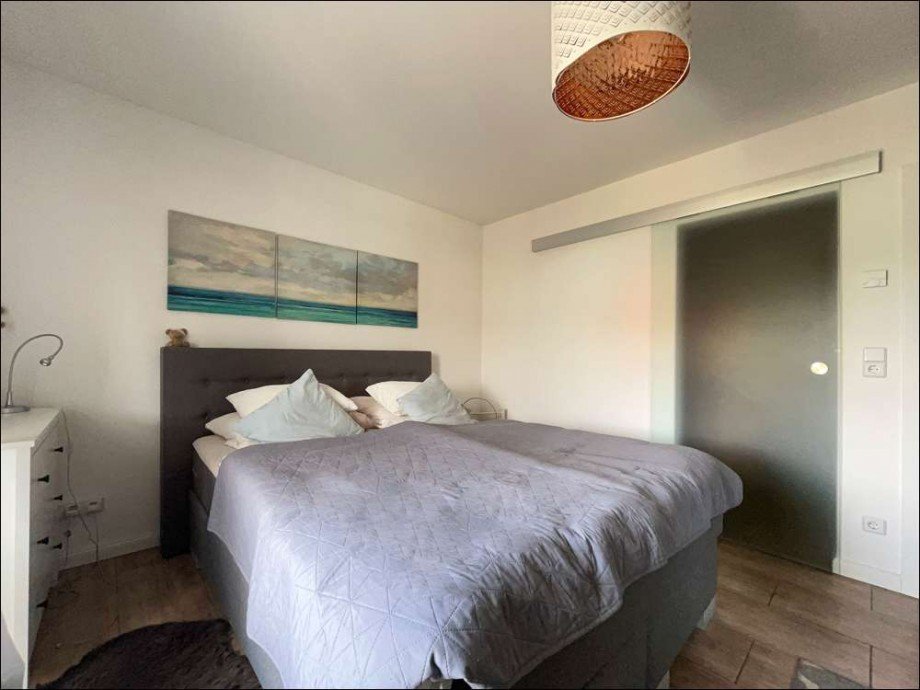 Schlafzimmer mit Blick zum Ankleidezimmer Bungalow Sassenburg / St�de