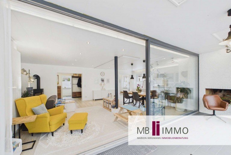 Blick ins Wohnzimmer Wolfsburg - Wolfsburg (Stadt) Doppelhaush�lfte Ankommen und wohlf�hlen: Lichtdurchflutetes Zuhause mit Wintergarten, Kamin und gro�em Garten