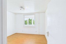 Schlafzimmer mit Blick zum verglasten Balkon Hell und gepflegt wartet diese toll geschnittene Wohnung auf Sie!