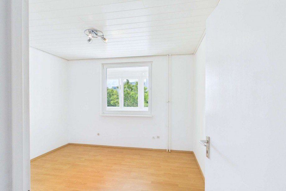 Schlafzimmer mit Blick zum verglasten Balkon Wohnung Wolfsburg