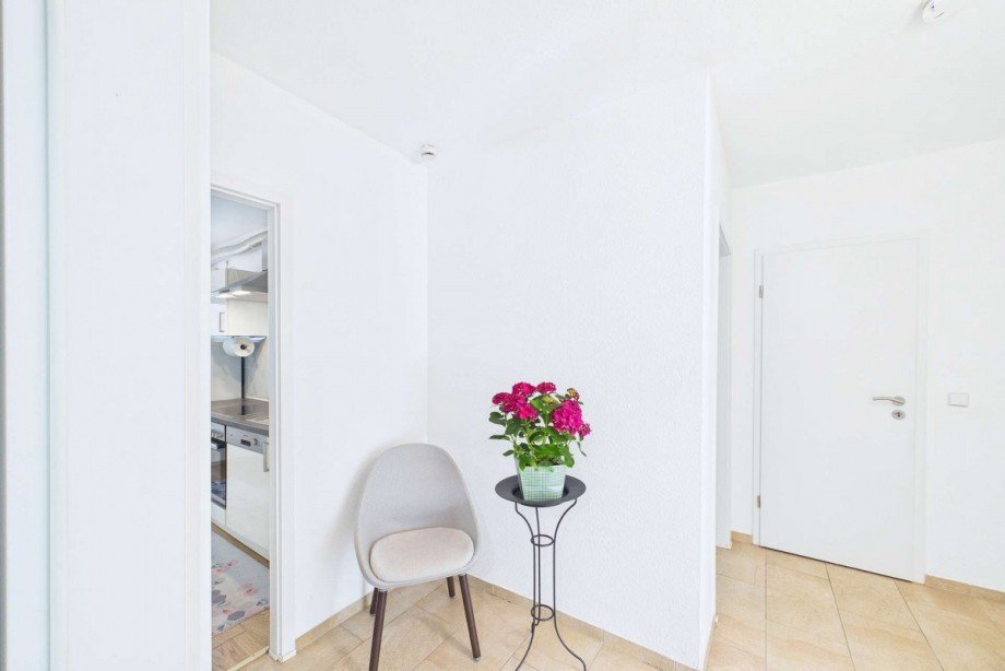 Flur mit Blick zum Wohnungseingang Etagenwohnung Berlin