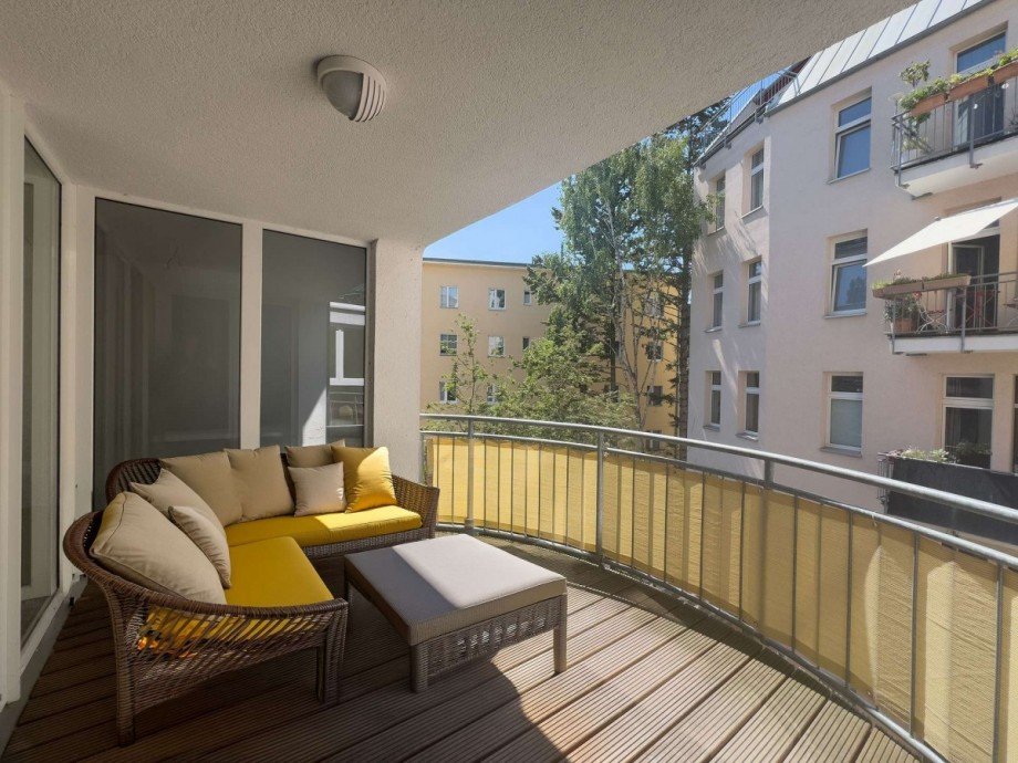 Balkon vorm Wohnzimmer Etagenwohnung Berlin