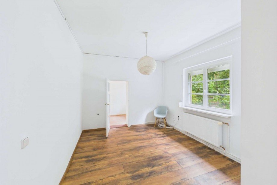 Schlafzimmer im Erdgeschoss mit Blick zum Kleiderzimmer Zweifamilienhaus Eichwalde