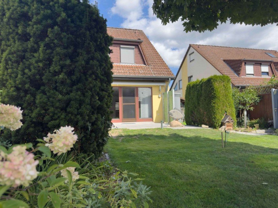 Blick vom Garten zur Terrasse Doppelhaush�lfte Wolfsburg