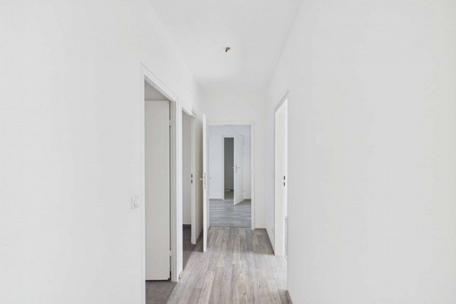 Dieser Flur verbindet die Schlafr�ume mit Bad und WC - geradeaus Zugang zur Eingangsdiele Etagenwohnung Wolfsburg