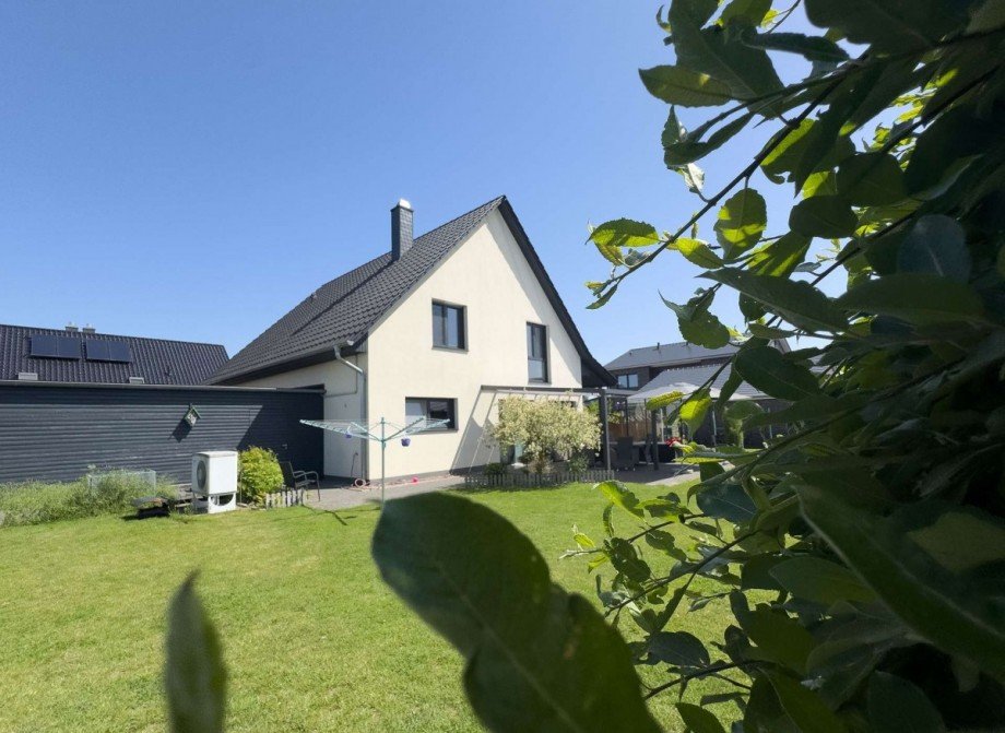 Gartenblick zum Haus Einfamilienhaus Bergfeld