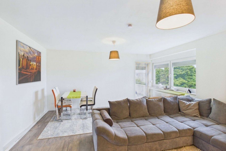 Blick-zum-Essplatz und zur Balkont�r Etagenwohnung Wolfsburg