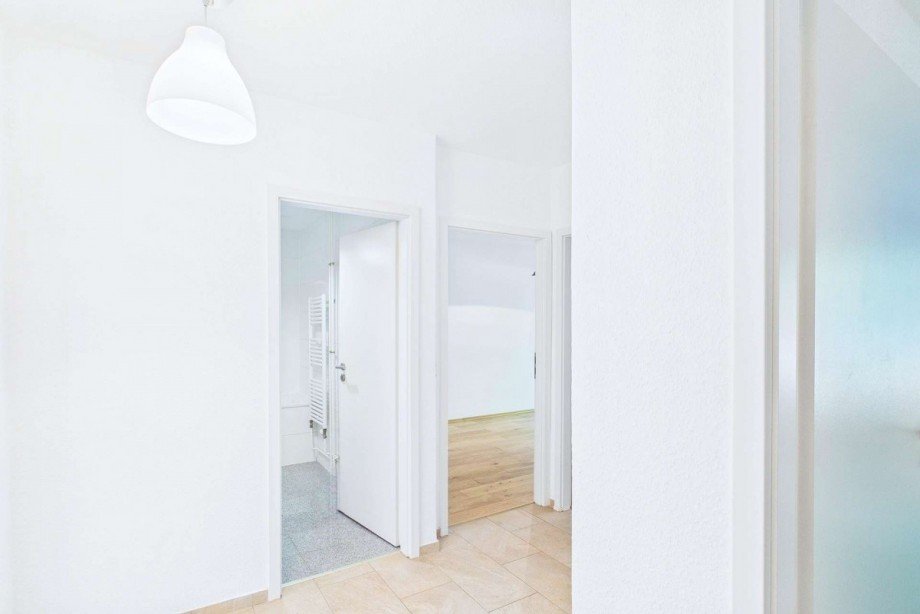 Flurblick zum Bad und zum Zimmer 1 Etagenwohnung Berlin