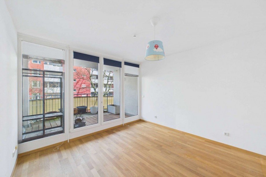 Kinderzimmer 1 mit Zugang zum Balkon 2 Etagenwohnung Berlin