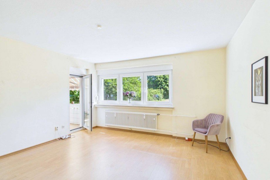 Wohnzimmer mit Blick zur Balkont�r Wohnung Wolfsburg