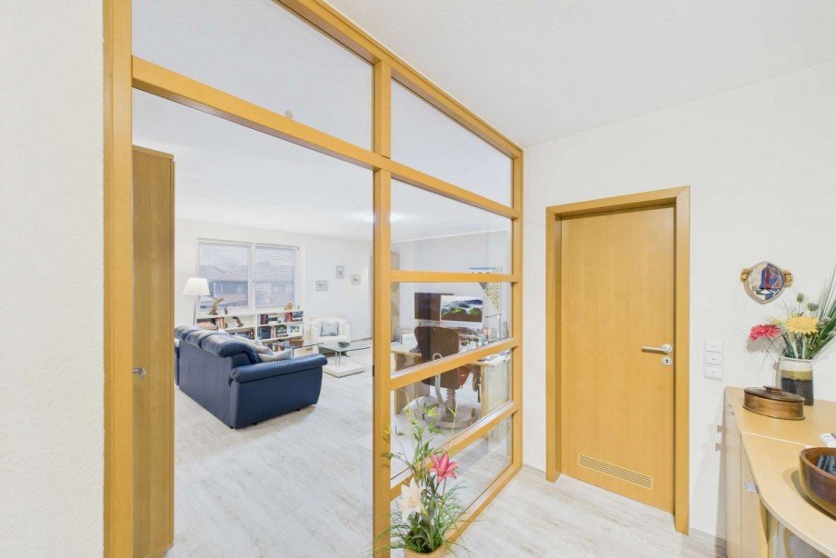 Blick vom Flur ins Wohnzimmer Etagenwohnung Wolfsburg