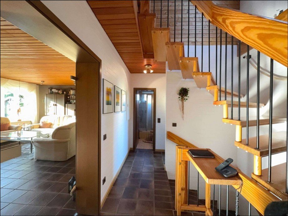 Flur mit Blick zum Wohnzimmer und zur Treppe Einfamilienhaus Wolfsburg